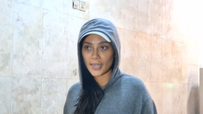 Erika Carlina di Polda Metro Jaya, Kamis (24/7/2025). [FTNews]